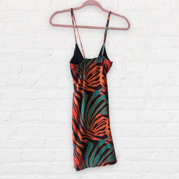 PrettyLittleThing tropical mini dress - Picture 3 of 6